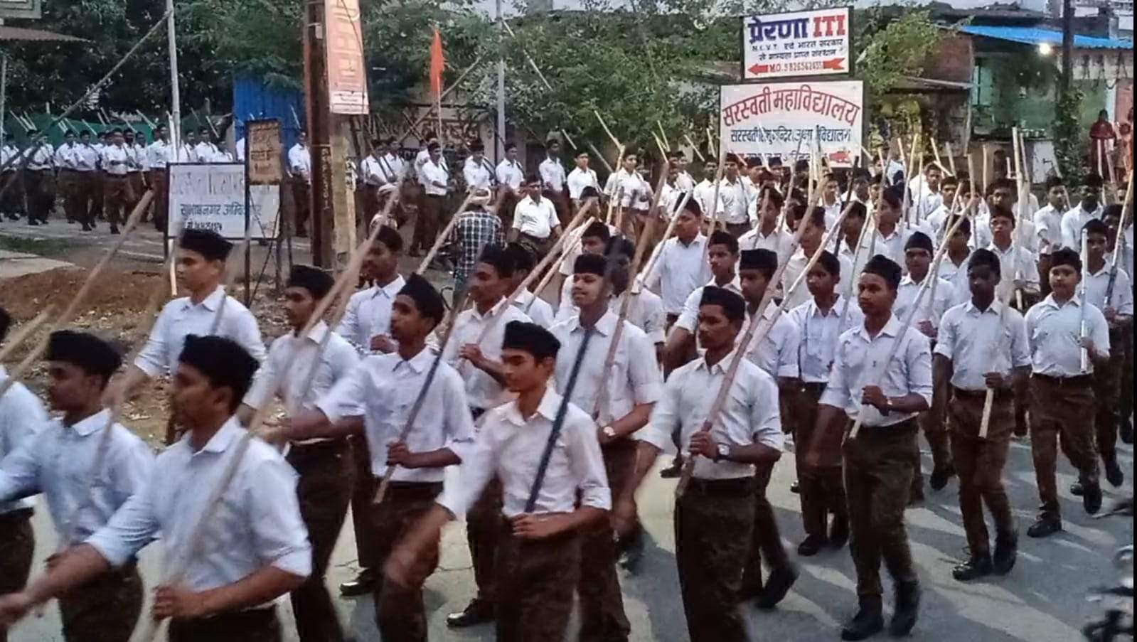 आरएसएस के स्वयं सेवकों ने निकाला पथ संचलन