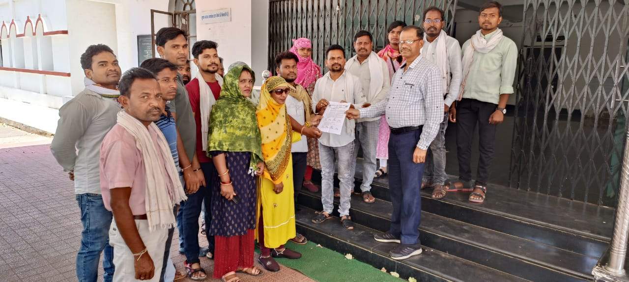 मनरेगा कर्मियों ने निकाली वादा निभाओ रैली