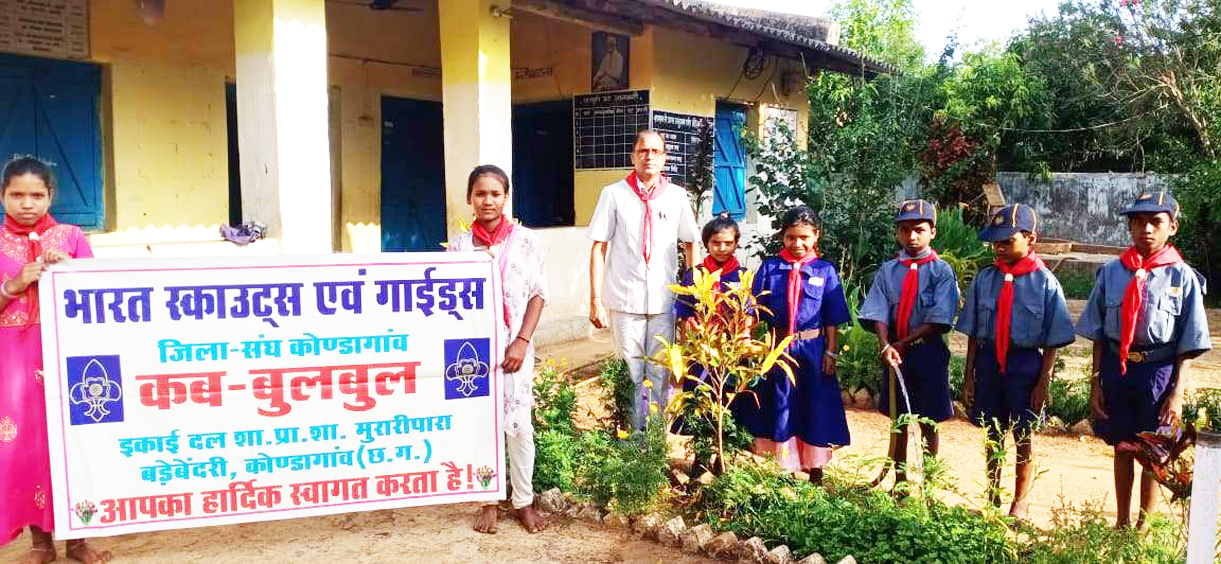 पौधों की सुरक्षा में लगे मुरारीपारा कब-बुलबुल के छात्र-छात्राएं पौधों की सुरक्षा में लगे मुरारीपारा कब-बुलबुल के छात्र-छात्राएं