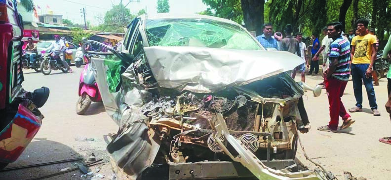 ट्रक और कार में टक्कर, 7 घायल