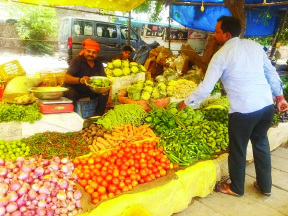 टमाटर ने ग्राहकों को किया लाल, घर की सब्जी  का बिगाड़ा जायका, दाम ने किया शतक पूरा  