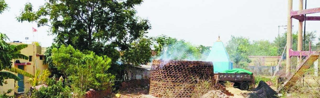 घनी आबादी के बीच लगा ईंट भट्टा, लोगों में रोष