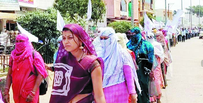 2 सूत्रीय मांगों को लेकर मनरेगा कर्मियों  ने निकाली रैली, सौंपा ज्ञापन