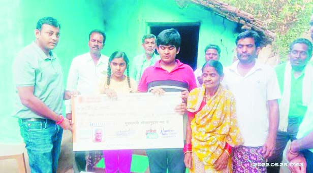 दृष्टिबाधित भाई-बहन को  मिला 1.50 लाख का चेक