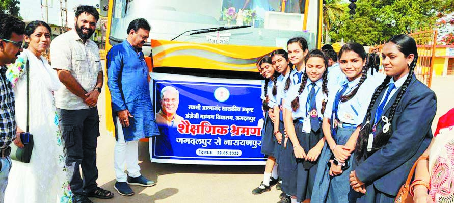 छात्रों को शैक्षणिक भ्रमण के लिए संसदीय सचिव ने हरी झंडी दिखाकर किया रवाना