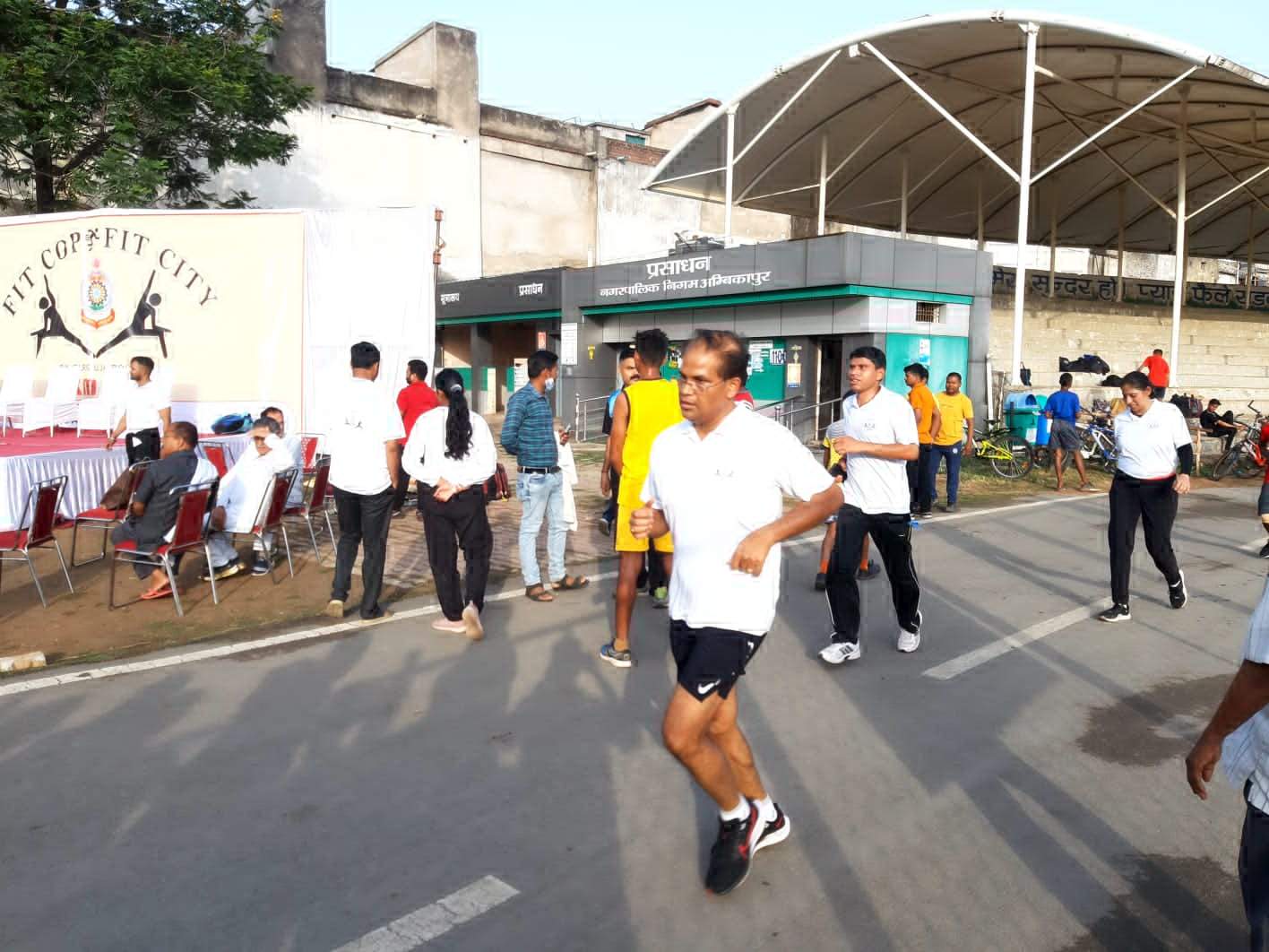 दौड़ में पुलिसकर्मियों के साथ बच्चे, महिलाएं, युवा व वरिष्ठ नागरिकों ने बढ़-चढक़र लिया भाग