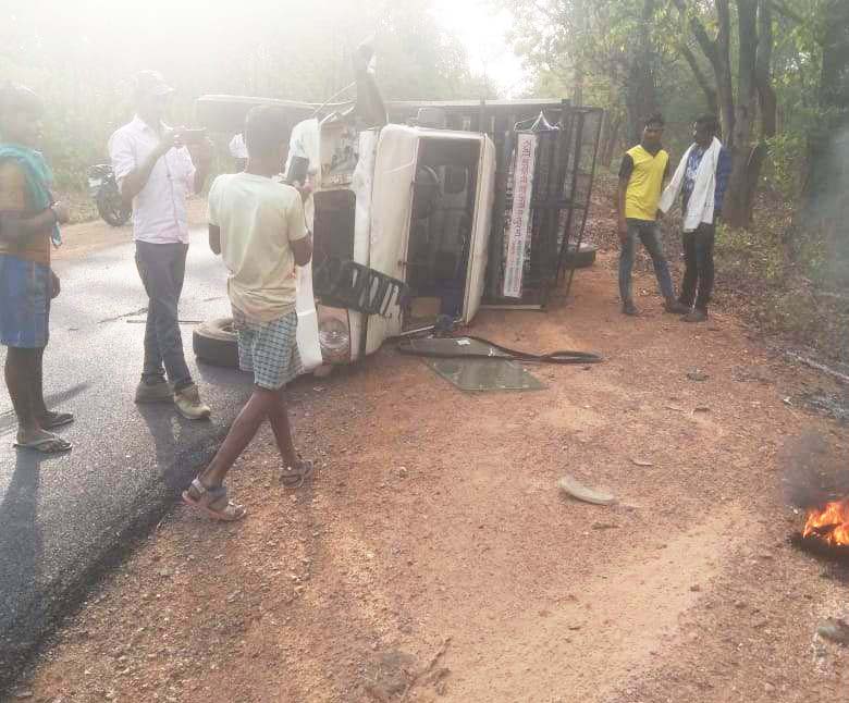 पिकअप ने बाइक को मारी टक्कर, 3 मौतें