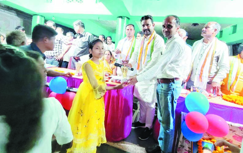 मध्यान्ह भोजन चलाने वाले समूह को हटाये गए, संसदीय सचिव की कार्रवाई मध्यान्ह भोजन चलाने वाले समूह को हटाये गए, संसदीय सचिव की कार्रवाई