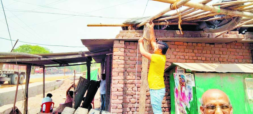 चौक में लगे सीसीटीवी कैमरे चौक में लगे सीसीटीवी कैमरे