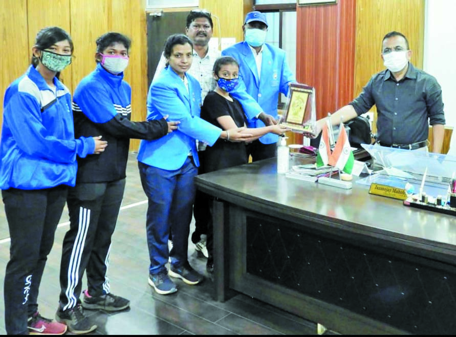 खेलो इंडिया गेम्स में तीन खिलाडिय़ों का चयन, कलेक्टर ने किया सम्मानित खेलो इंडिया गेम्स में तीन खिलाडिय़ों का चयन, कलेक्टर ने किया सम्मानित