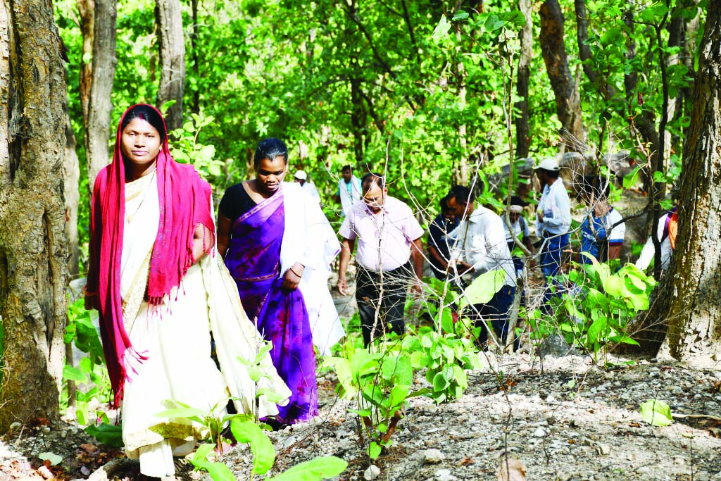 दुर्गम एवं पहुंचविहीन बचवार में 3 घंटे पैदल पहाड़ चढक़र पहुंची जिला प्रशासन की टीम
