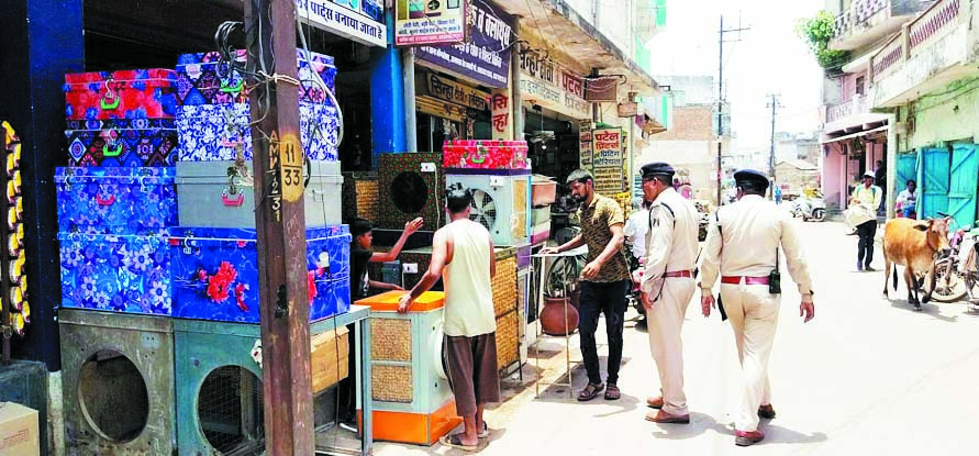 सडक़ तक सामान फैला रहे व्यापारी, पुलिस ने कराया अंदर