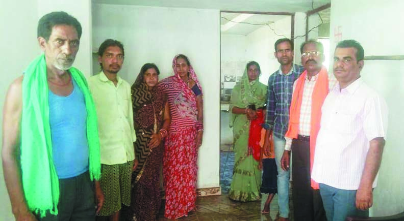 ग्रामीणों ने सुनी मोदी के मन की बात ग्रामीणों ने सुनी मोदी के मन की बात