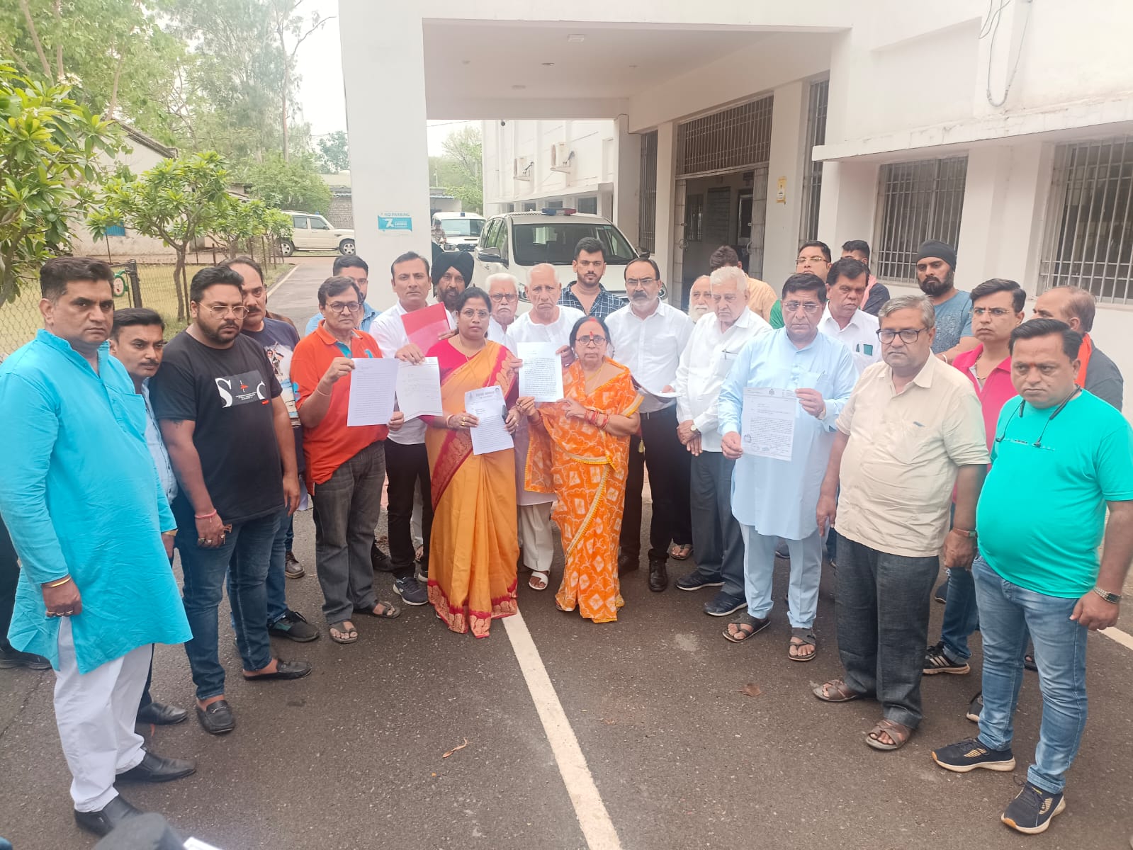 दोषियों के खिलाफ कार्रवाई को लेकर एसपी को सौंपा ज्ञापन दोषियों के खिलाफ कार्रवाई को लेकर एसपी को सौंपा ज्ञापन