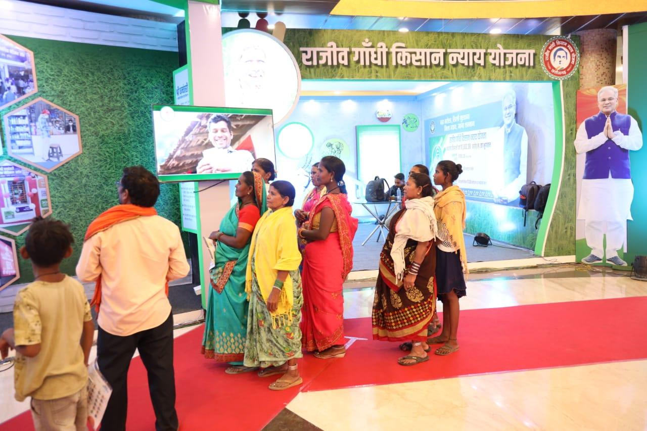 किसान, मजदूर और महिलाओं के आर्थिक स्थिति को मजबूत बनाने सरकार द्वारा हो रहा विभिन्न योजनाओं का क्रियान्वयन किसान, मजदूर और महिलाओं के आर्थिक स्थिति को मजबूत बनाने सरकार द्वारा हो रहा विभिन्न योजनाओं का क्रियान्वयन