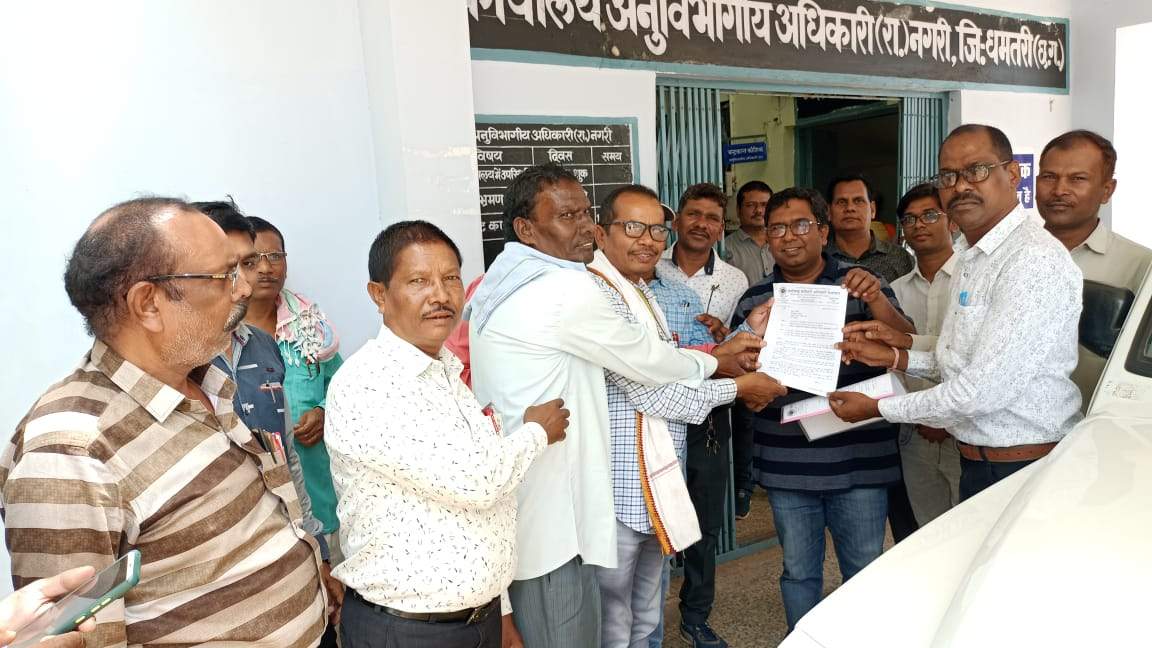 कर्मचारी फेडरेशन ने एसडीएम को सौंपा ज्ञापन