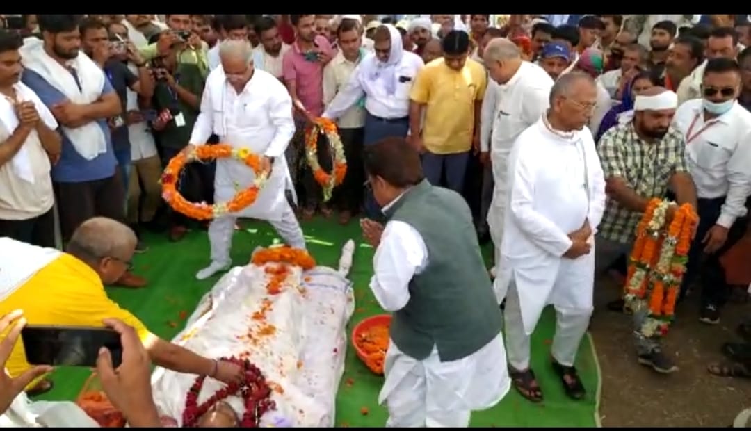 गृहमंत्री के बड़े भाई भूपत साहू का अंतिम संस्कार गृहमंत्री के बड़े भाई भूपत साहू का अंतिम संस्कार