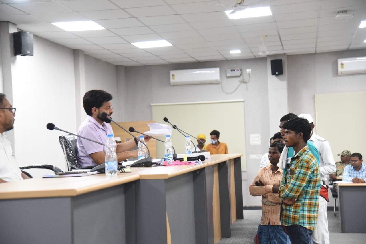 शासकीय जमीन पर अवैध कब्जा, कलेक्टर ने दिए हटाने के निर्देश शासकीय जमीन पर अवैध कब्जा, कलेक्टर ने दिए हटाने के निर्देश