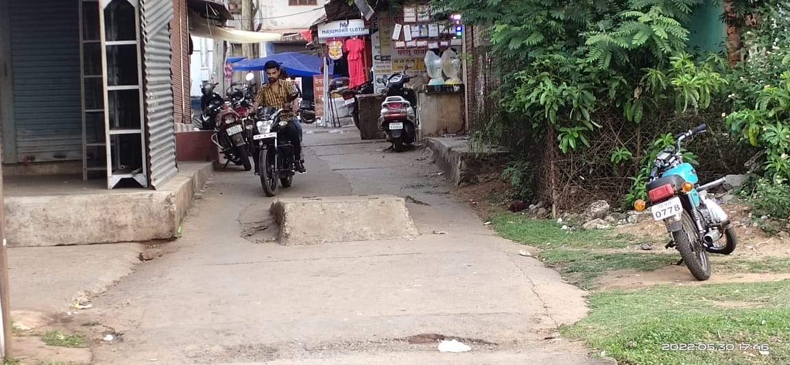 मार्ग के बीच में सीवरेज पाईपलाईन का चेम्बर, हादसे की आशंका