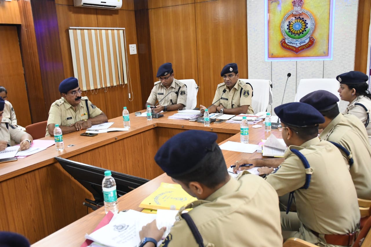एसपी का नक्सल ऑपरेशन पर जोर एसपी का नक्सल ऑपरेशन पर जोर