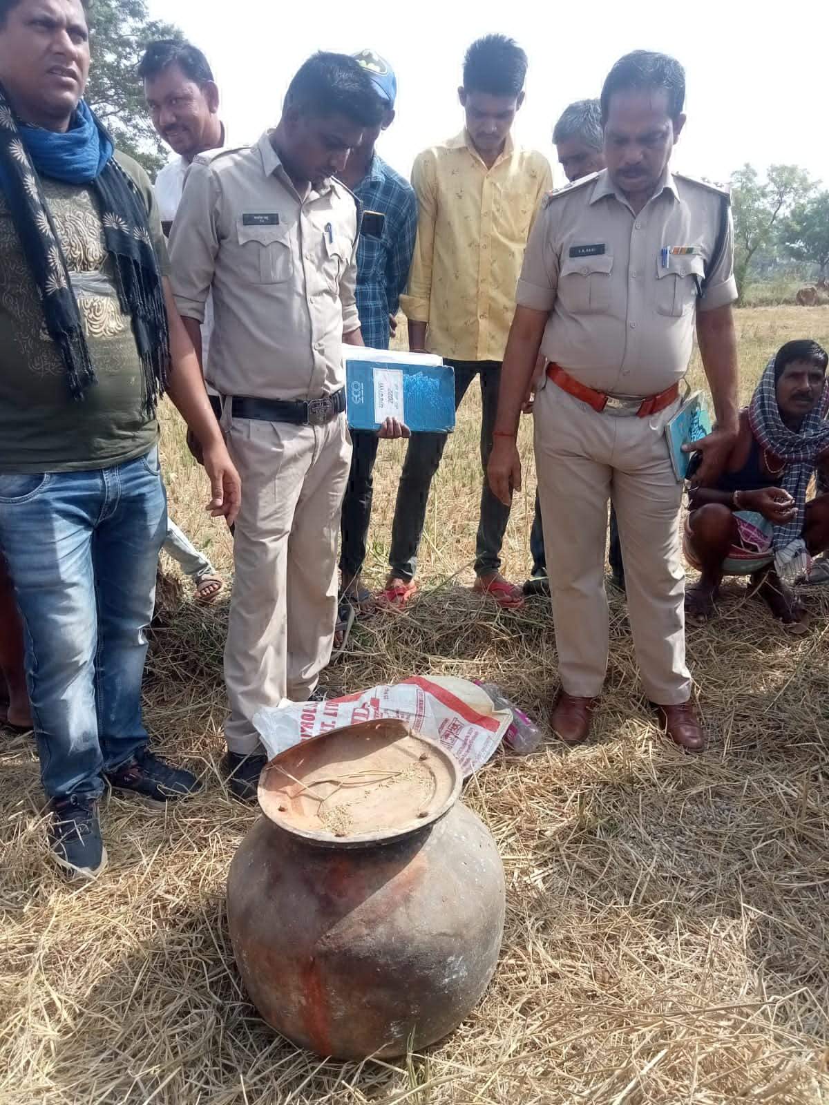 खेत में मिला 25 किलो वजनी तांबे का हंडा, पुलिस ने जब्त किया