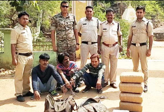 बाइक से गांजा तस्करी, राजस्थान के तीन आरोपी गिरफ्तार बाइक से गांजा तस्करी, राजस्थान के तीन आरोपी गिरफ्तार