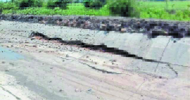नहर लाइनिंग निर्माण में गड़बड़ी का आरोप, जांच की मांग नहर लाइनिंग निर्माण में गड़बड़ी का आरोप, जांच की मांग