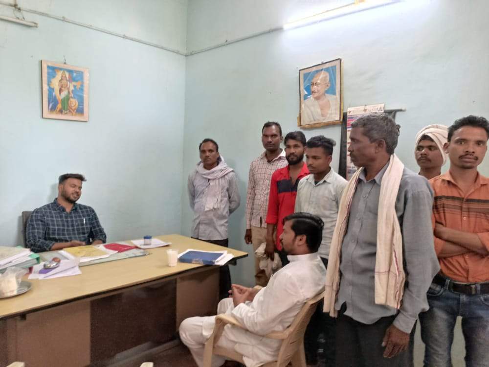 भुगतान नहीं, वनपरिक्षेत्राधिकारी कार्यालय घेरा मजदूरों ने