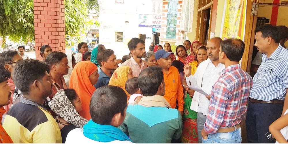 रेलवे प्रभावितों ने व्यवस्थापन के लिए घेरा निगम