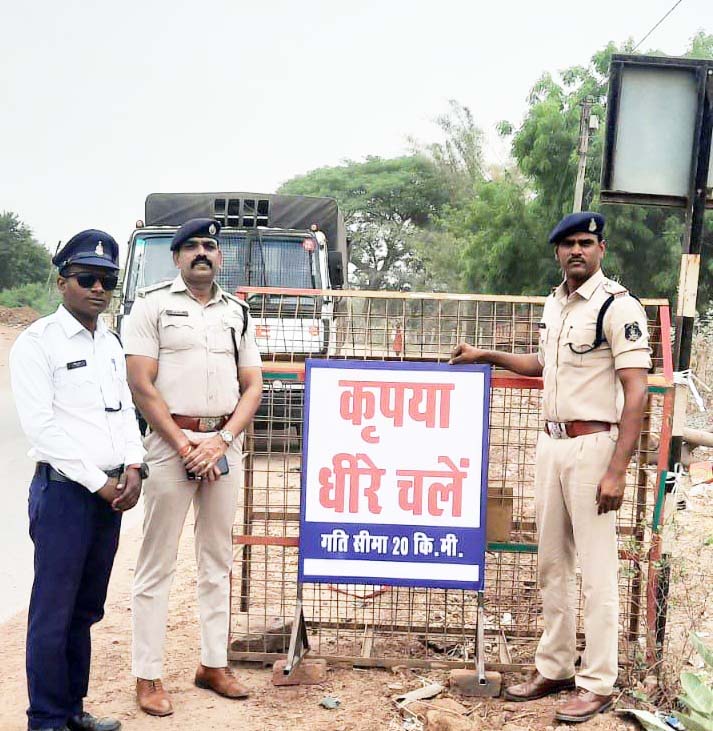 यातायात पुलिस ने वाहनों की गति रोकने चौराहों में लगाए गति सीमा का बोर्ड