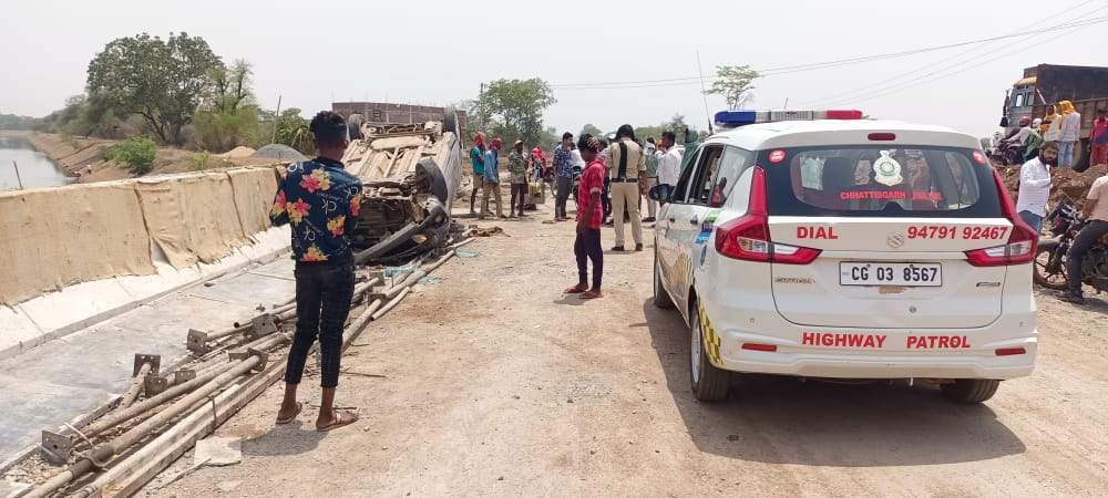 ओवरटेक कर बस ने कार को मारी टक्कर, सामने चल रही ट्रक से टकराकर पलटी