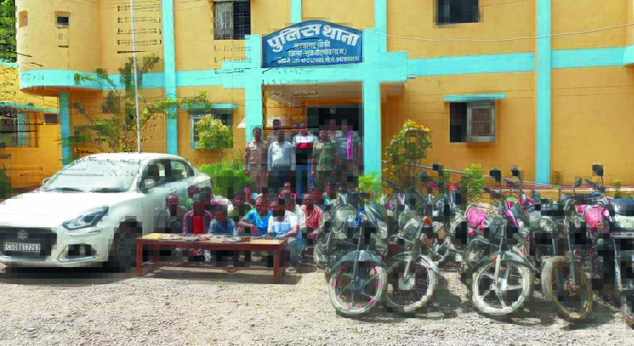 करमरी के जंगल से दो दर्जन जुआरी पकड़ाए करमरी के जंगल से दो दर्जन जुआरी पकड़ाए