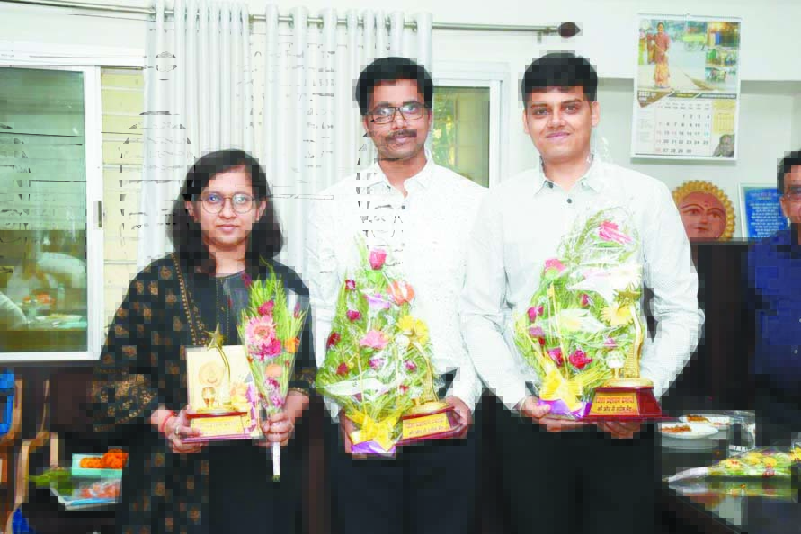 यूपीएससी चयनित 3 प्रतिभागी सम्मानित सेवानिवृत्त अधिकारी-कर्मियों को दी विदाई