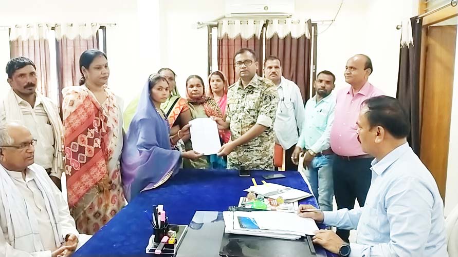 सास-ससुर व जेठ पर शारीरिक व मानसिक प्रताडऩा के आरोप, कलेक्टर-एसपी से न्याय की गुहार सास-ससुर व जेठ पर शारीरिक व मानसिक प्रताडऩा के आरोप, कलेक्टर-एसपी से न्याय की गुहार