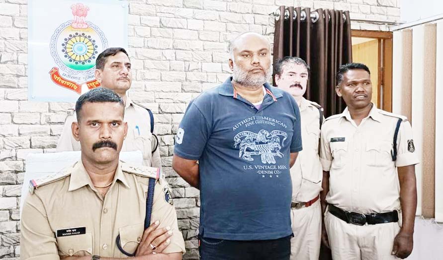 चिटफंड कम्पनी का मुख्य डायरेक्टर गिरफ्तार चिटफंड कम्पनी का मुख्य डायरेक्टर गिरफ्तार