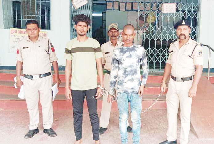 जबरन शराब खरीदवाने की कोशिश, चाकू से हमला, 2 गिरफ्तार