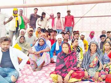 नौकरी मांगने अंबुजा के खिलाफ ग्रामीणों का मौन धरना नौकरी मांगने अंबुजा के खिलाफ ग्रामीणों का मौन धरना