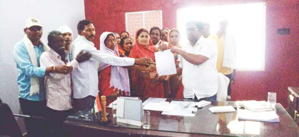 अवैध कब्जा हटवाने वार्डवासियों ने एसडीएम को सौंपा ज्ञापन