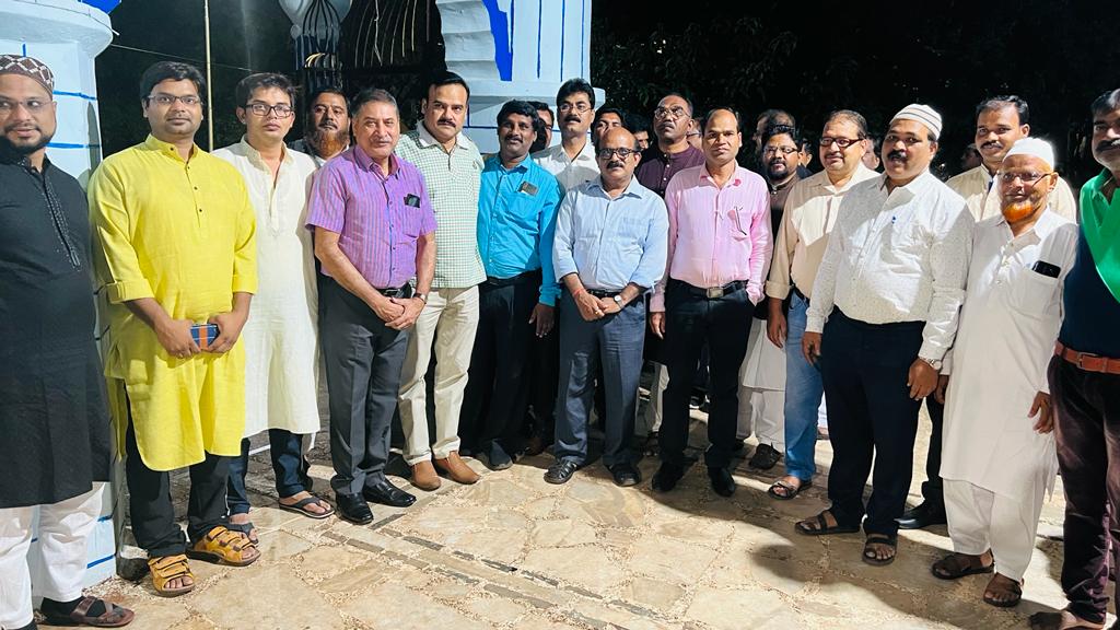 मस्जिद में ईद मिलन जलसा, परियोजना प्रबंधक के सेवानिवृत्त होने पर दी विदाई