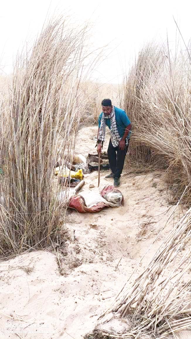 शराब बनाने वाले नाव में भागे, पुलिस ने 100 लीटर शराब किया नष्टीकरण शराब बनाने वाले नाव में भागे, पुलिस ने 100 लीटर शराब किया नष्टीकरण