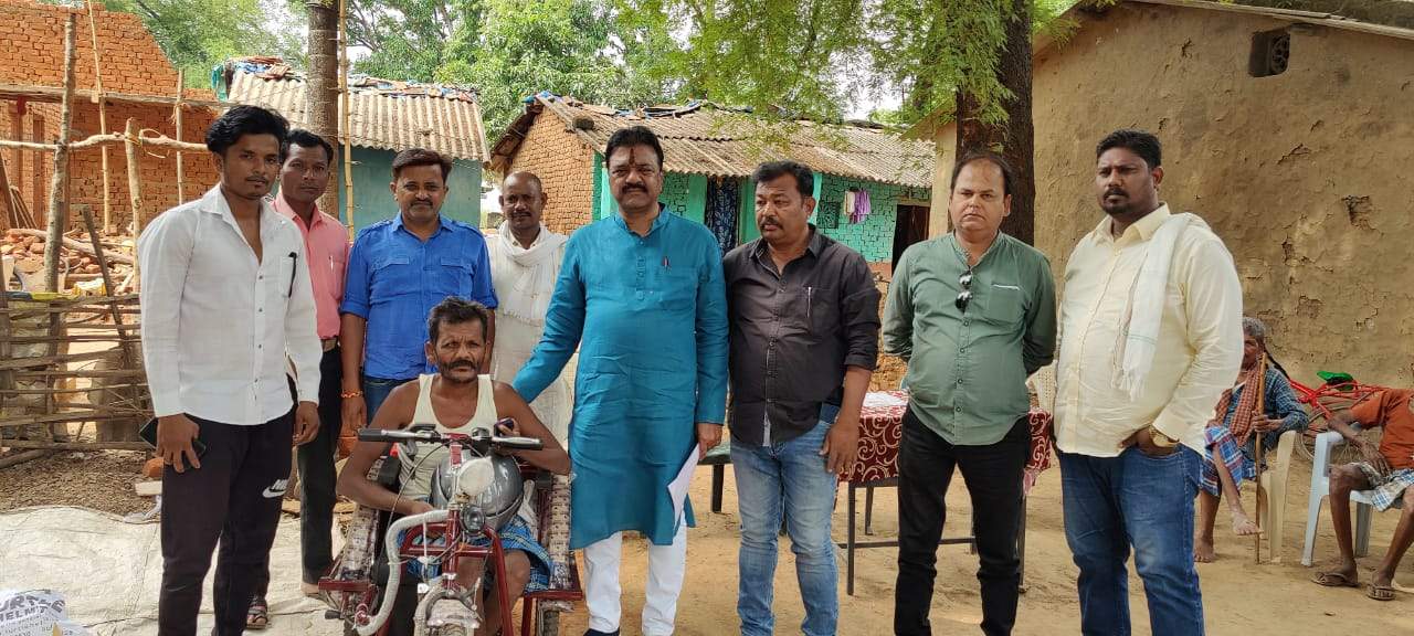 रेखचंद ने मोनू को दी बैटरी चलित ट्राई साइकिल