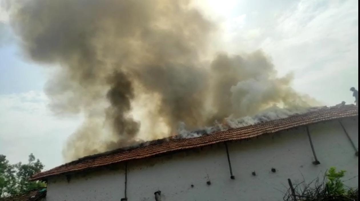 पूर्व विधायक भोलाराम साहू के घर लगी आग