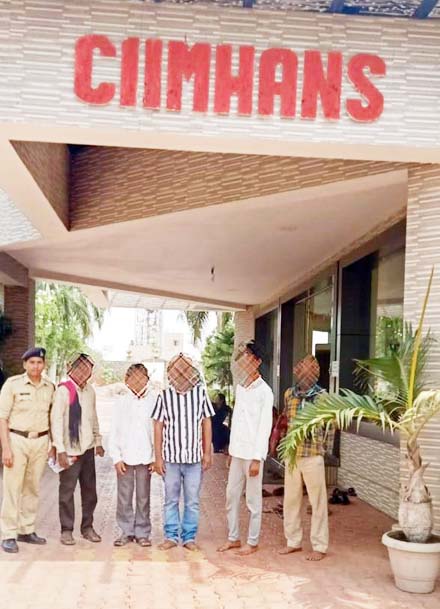 आधा दर्जन युवाओं का पुलिस ने कराया इलाज