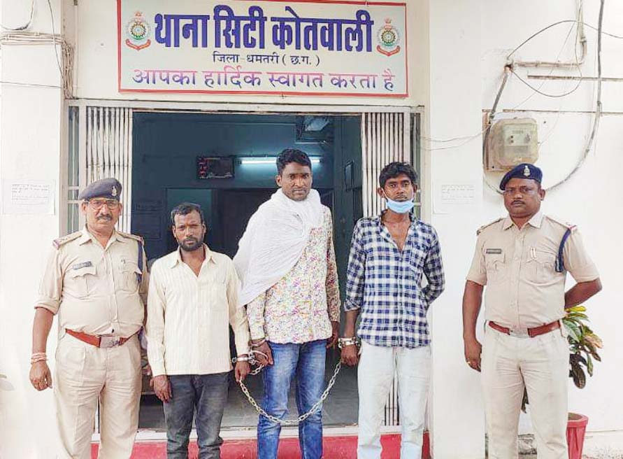 चोरी का मास्टरमाइंड निकला नाबालिग, एयर पिस्टल समेत 4 गिरफ्तार