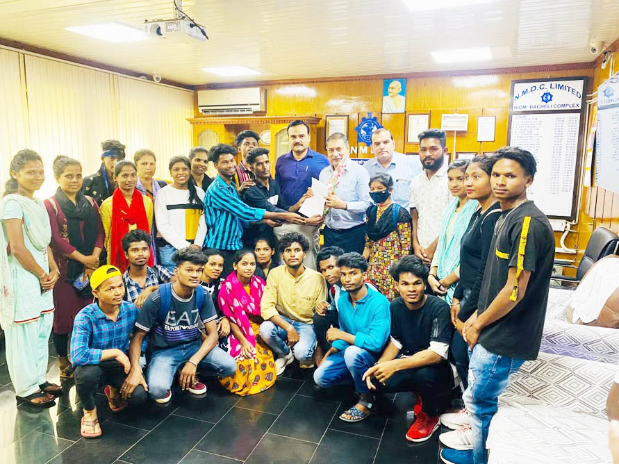प्रशिक्षण से मिला रोजगार, आदिवासी छात्र-छात्राओं ने एनएमडीसी को दिया धन्यवाद
