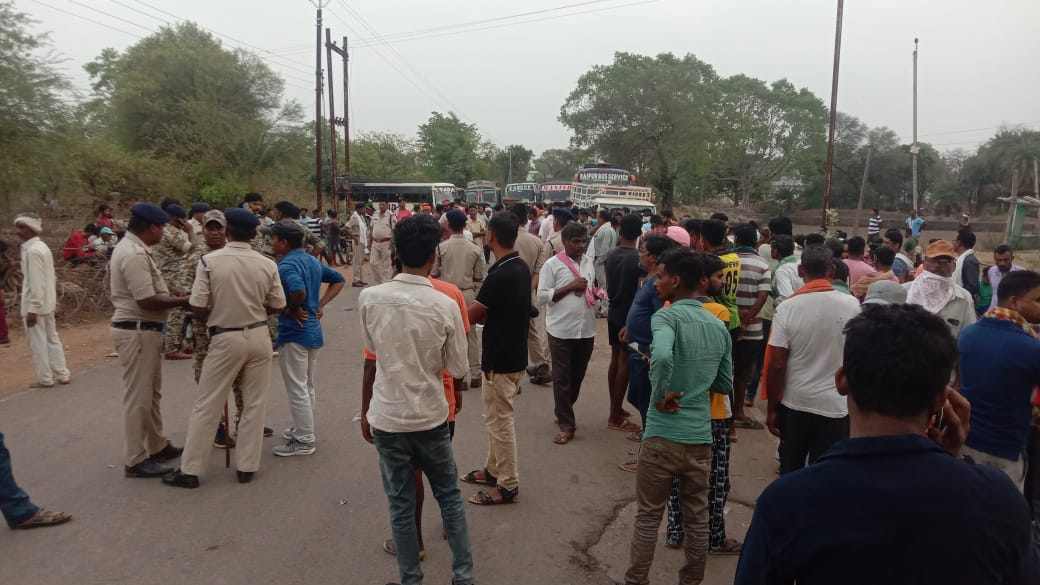 ट्रक की ठोकर से बाप-बेटी की मौत ट्रक की ठोकर से बाप-बेटी की मौत