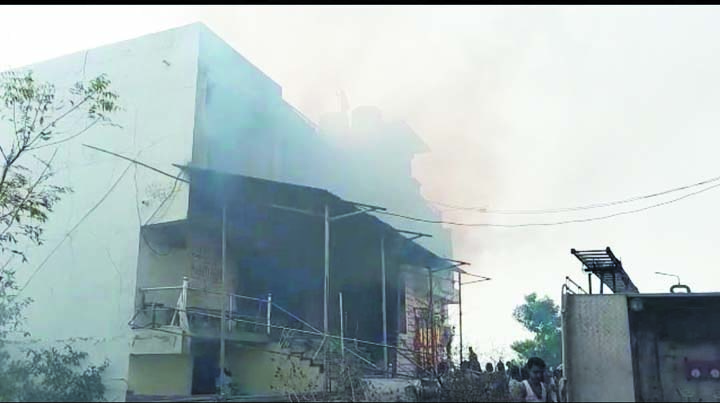 किराना दुकान में लगी आग, ढाई करोड़ का नुकसान 
