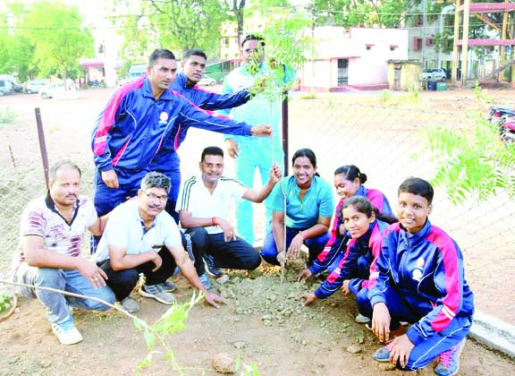 पुलिस अफसरों ने विद्यार्थियों संग रोपे पौधे, देखभाल कर पेड़ बनाने का संकल्प पुलिस अफसरों ने विद्यार्थियों संग रोपे पौधे, देखभाल कर पेड़ बनाने का संकल्प