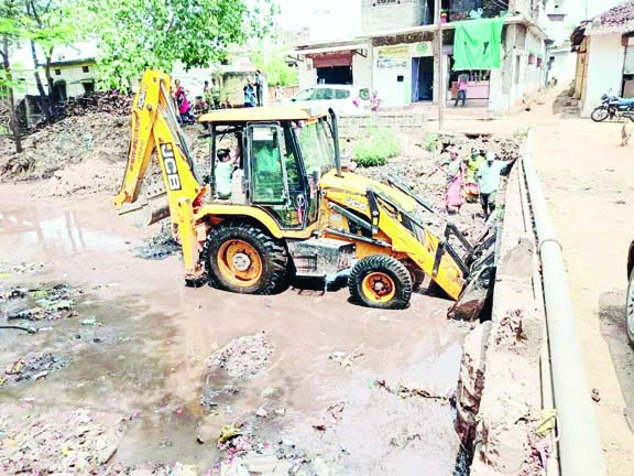 बारिश के पूर्व निकासी नालियों की साफ-सफाई बारिश के पूर्व निकासी नालियों की साफ-सफाई