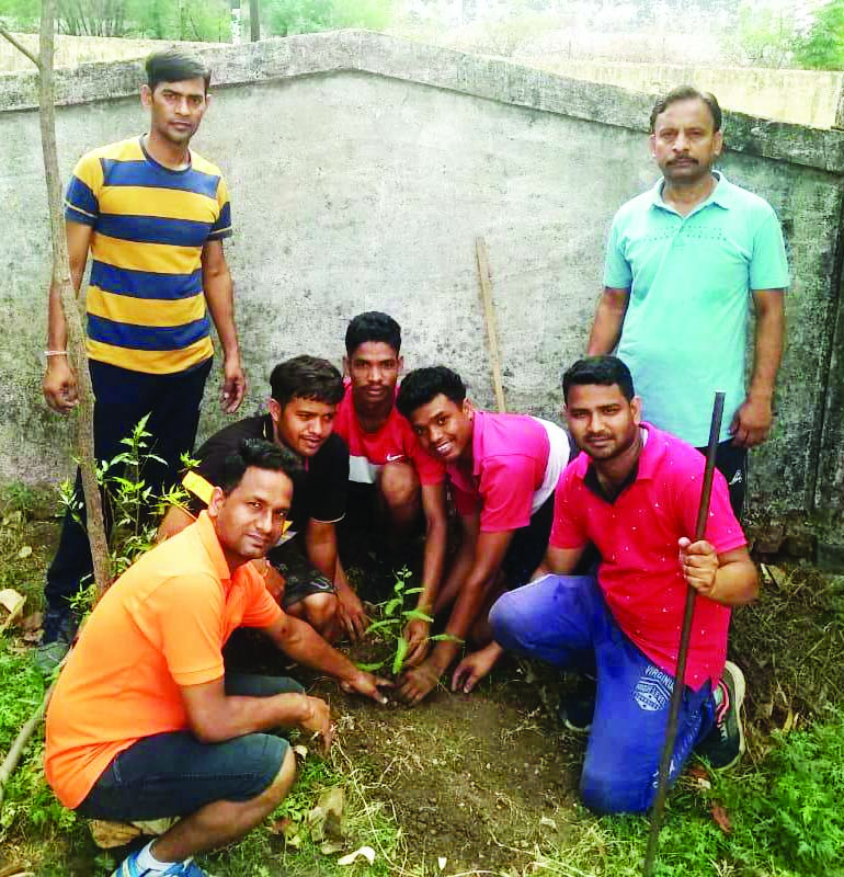 युवाओं ने किया पौधरोपण